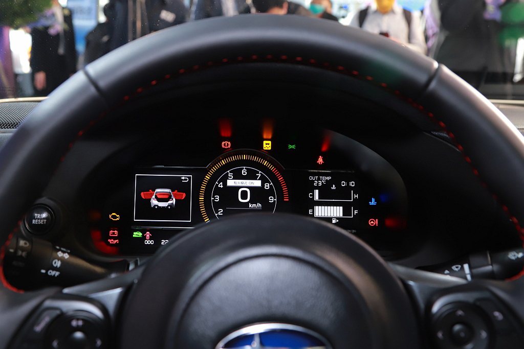 轉速表位於數位儀錶的正中央位置，採用7吋TFT彩色LCD螢幕，不僅能顯示各項行車...