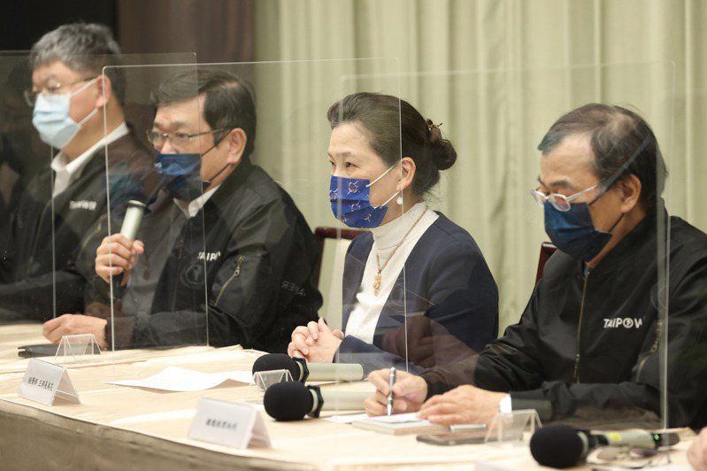 興達電廠事故引發大停電，經濟部長王美花（右二）等人向全國民眾致歉。記者林澔一／攝影