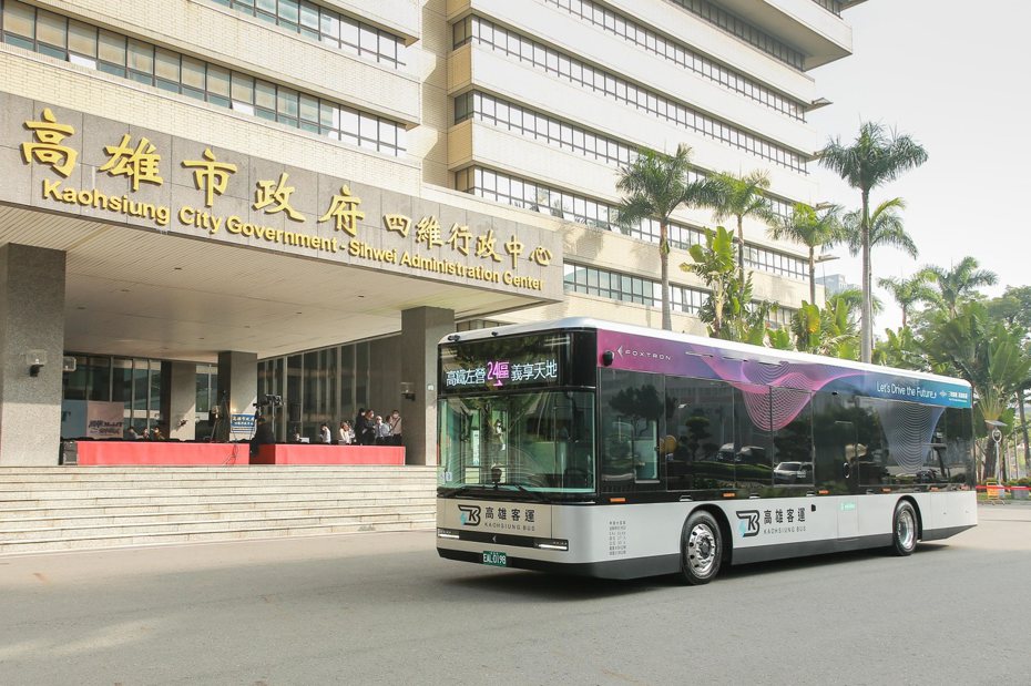 鴻海旗下鴻華先進科技自主開發的電動巴士Model T於3日正式交付三地集團旗下的高雄客運。 圖／摘自鴻海科技集團Facebook