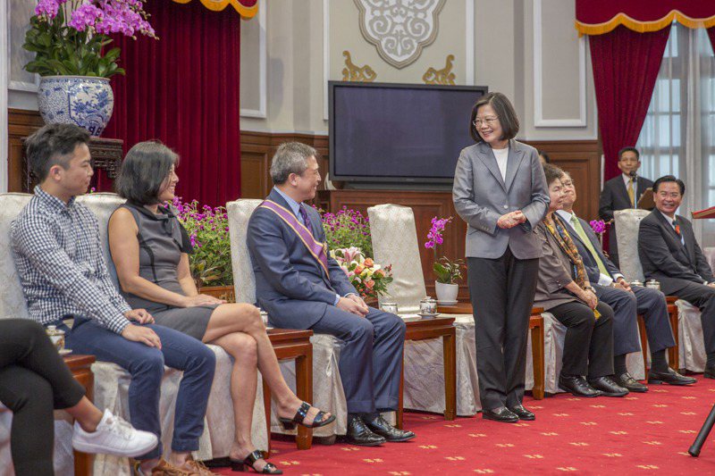 蔡總統（中）接見AIT前處長梅健華（左三）一家，梅健華的妻子陳舲舲（左二）穿拖鞋式的涼鞋。圖／總統府提供