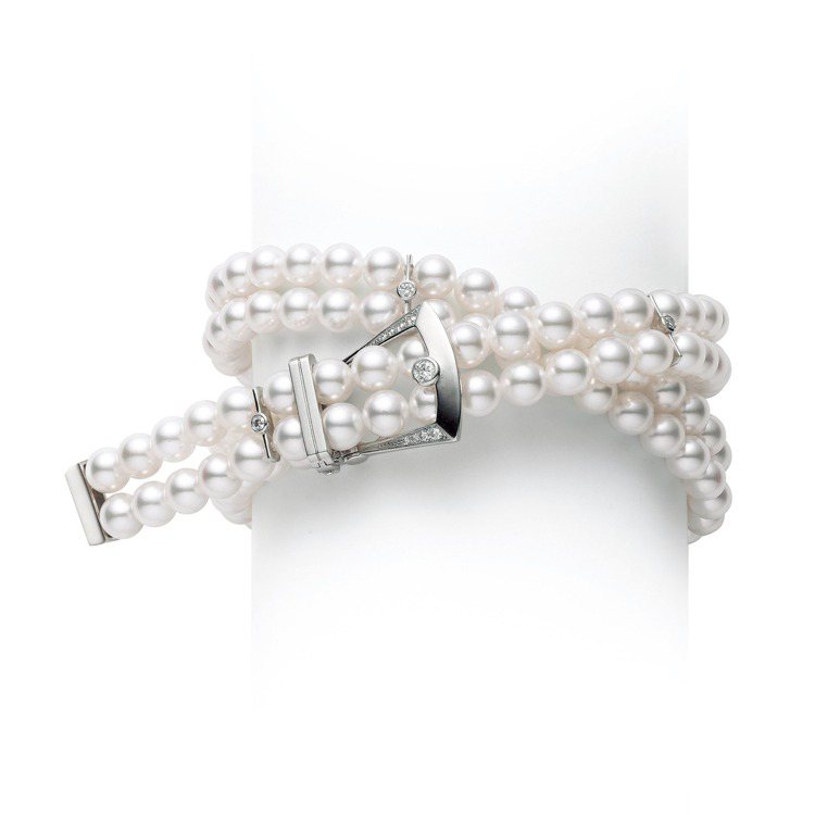MIKIMOTO Boucle Précieuse系列珍珠手環/頸鍊，18K白金鑲嵌鑽石，搭配約5.50毫米日本Akoya珍珠，約33萬4,000元。圖／MIKIMOTO