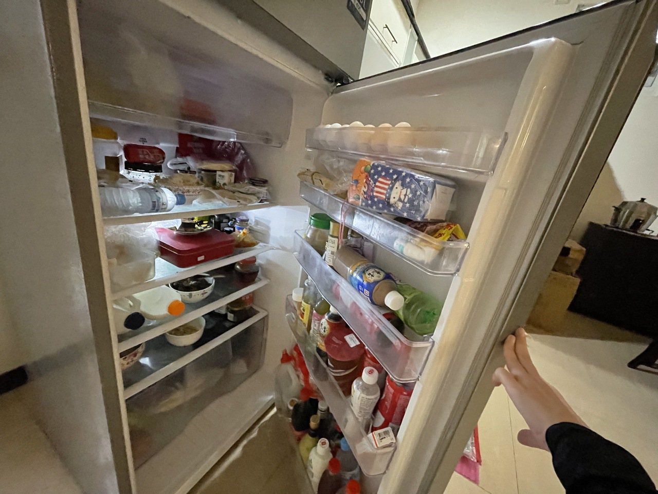 夏天忍不住就想打開冰箱，很費電。