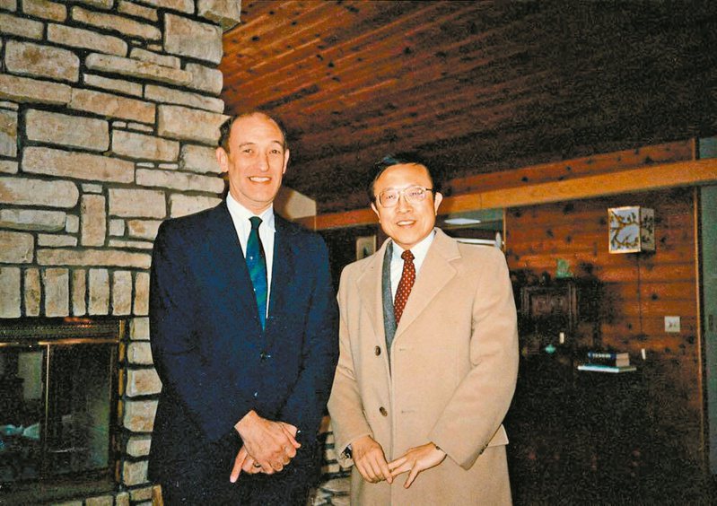 1991年傅高義教授(左)赴威大演講，與高希均教授於高府晤面。這棟房子已捐給威大。（圖／沈珮君提供）
