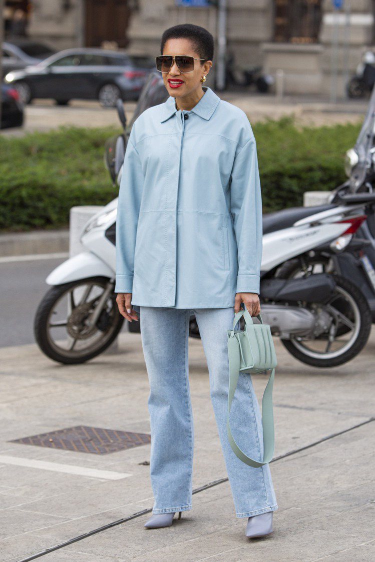 日前落幕的米蘭時裝周場外，Max Mara的Whitney Bag備受時尚潮人的...