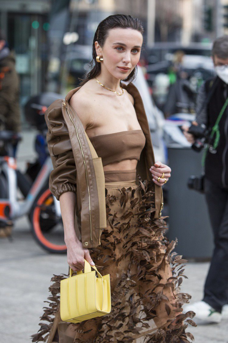 日前落幕的米蘭時裝周場外，Max Mara的Whitney Bag備受時尚潮人的...