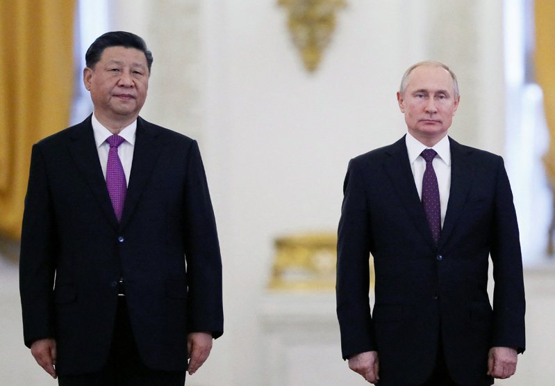 中國大陸國家主席習近平（左）在俄羅斯入侵後，首次與俄羅斯總統普亭（右）的通話中，表示「支持俄方與烏方通過談判解決問題」。路透