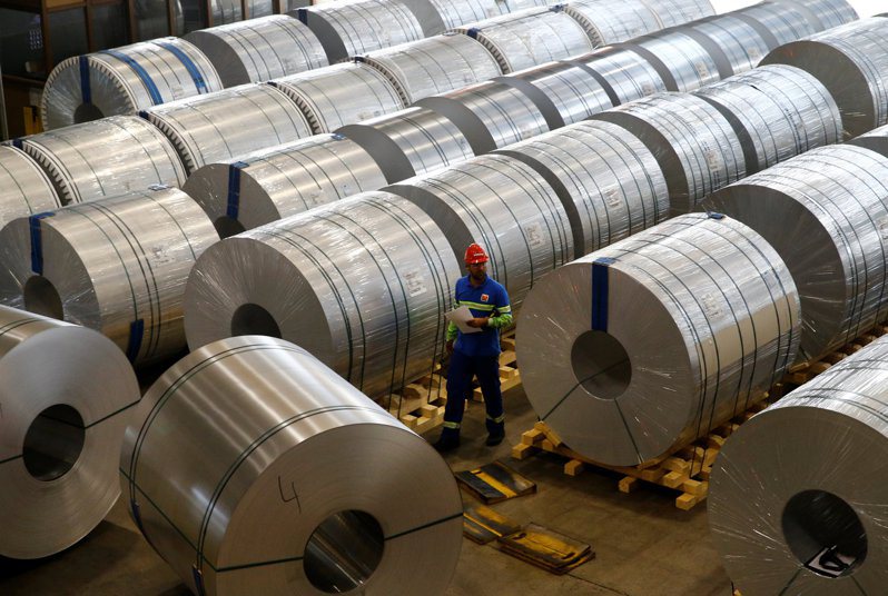 目前國際鋁價每噸已超過3,600美元，俄烏戰事使鋁供應更加吃緊，預料鋁價將衝上每噸4,000美元。路透