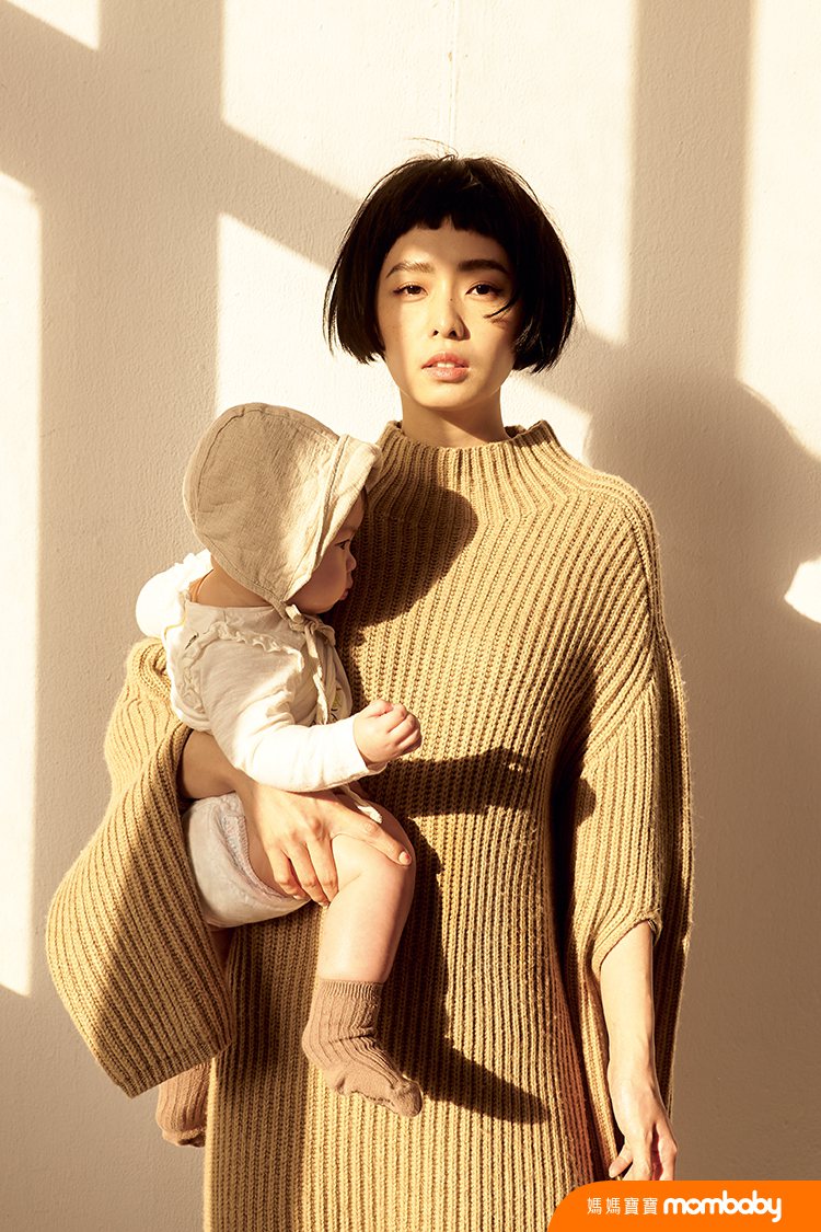 簡廷芮帶女兒「小蘿蔔」一起拍攝雜誌封面。圖／媽媽寶寶提供