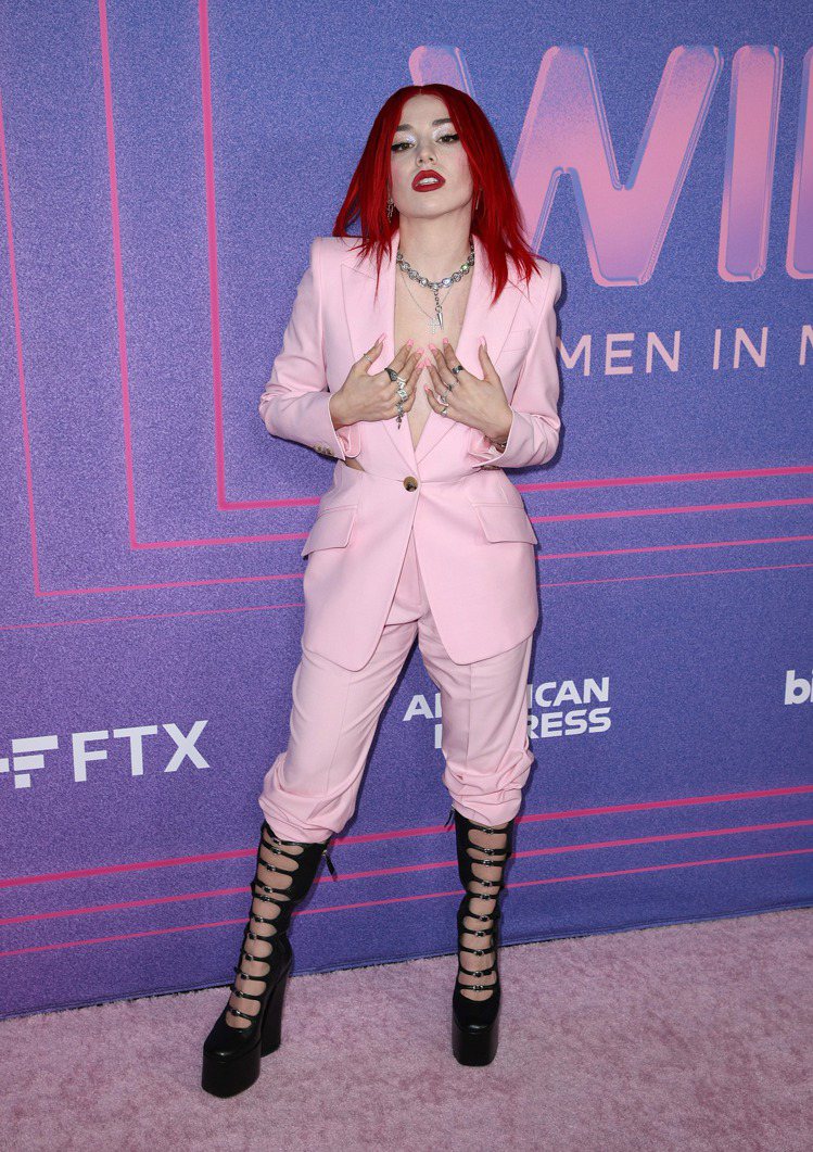 Ava Max以一身粉色西裝搭配Marc Jacobs Kiki 靴子，頂著一頭...