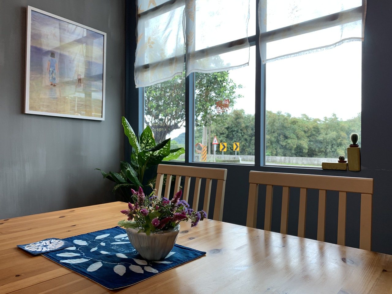 不少客人喜歡坐在靠窗處，享受「好糧食堂」的美味餐點。 圖／林佳彣 攝影