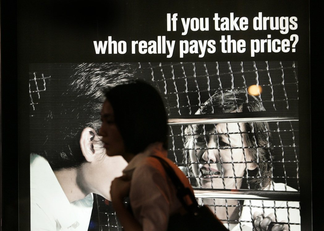 2007年，在新加坡樟宜監獄外提醒民眾不要吸毒的海報。 圖／美聯社
