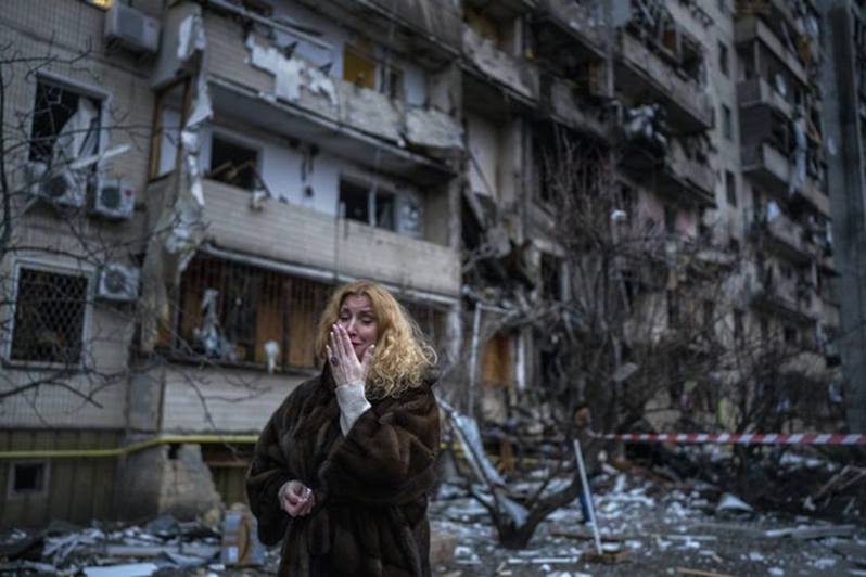 乌克兰战火持续。图为2022年2月25日，首都基辅受火箭袭击，居民在家园被摧毁后悲痛落泪。图/美联社(photo:UDN)
