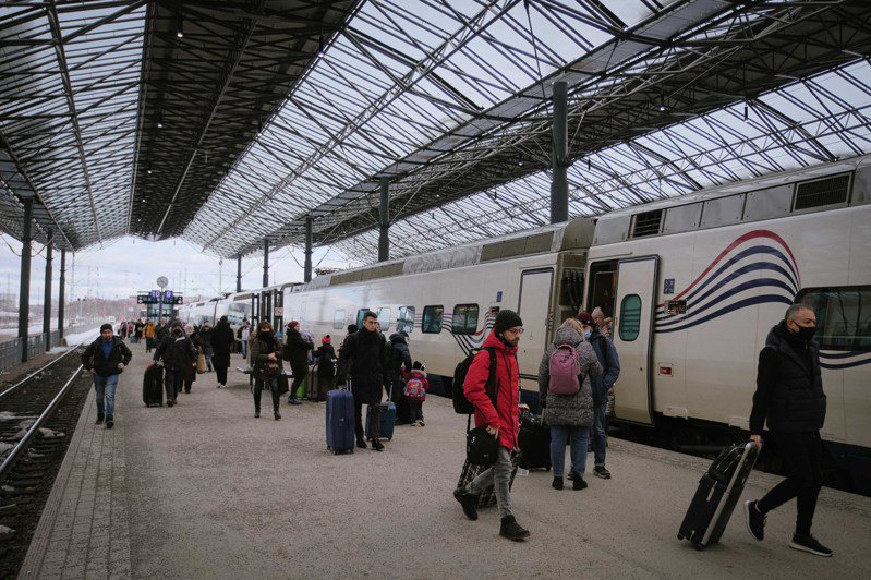 开往芬兰首都赫尔辛基的高铁列车上挤满俄国人，忧心现在是受到西方制裁影响前，他们最后逃脱的机会。 法新社(photo:UDN)