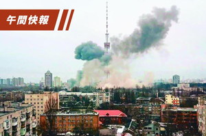 俄軍長約64公里的車隊在抵達烏克蘭首都基輔附近後，已連續3天沒有再向前推進，圖為3日首都基輔的電視塔遭擊中後冒出黑煙畫面。法新社