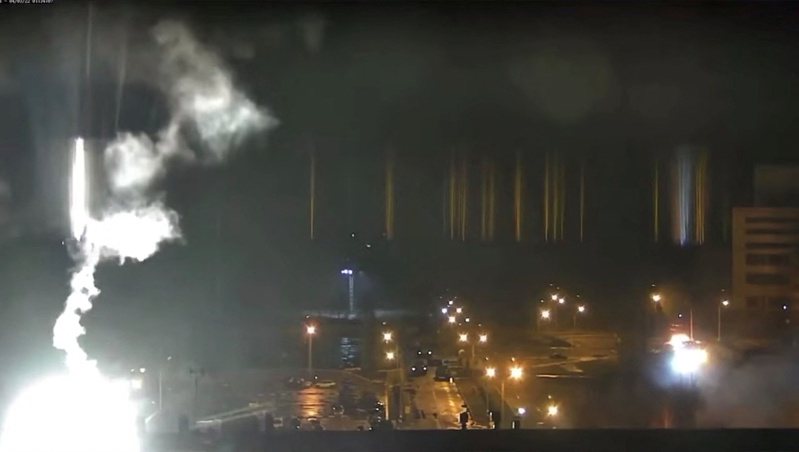 乌克兰札波罗热核电厂厂区周五凌晨在俄军砲击下起火燃烧，不过没有影响到反应炉，造成市场一场虚惊。路透(photo:UDN)