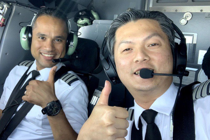 古宗弘（右）在美國航空公司工作時，和來自不同民族的同事搭檔。圖／古宗弘提供