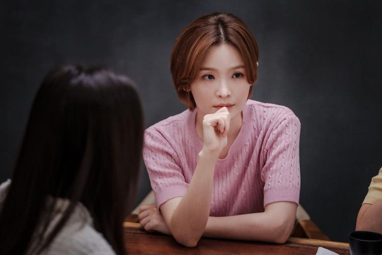 田美都身上的溫柔粉色針織衫，來自韓牌COMMON UNIQUE。圖／取自IG(攝影師Lim Hyo Seon)
