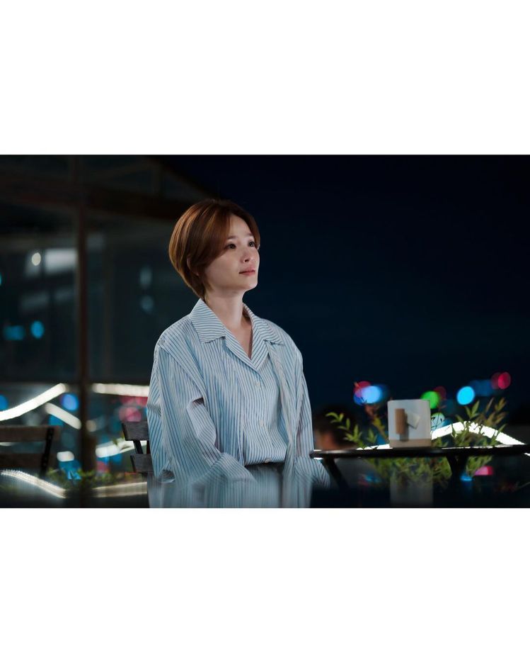 田美都的服裝在結構、剪裁上都有巧思，她穿著她以FRONTROW x EENK聯名條紋襯衫。圖／取自IG(攝影師Lim Hyo Seon)