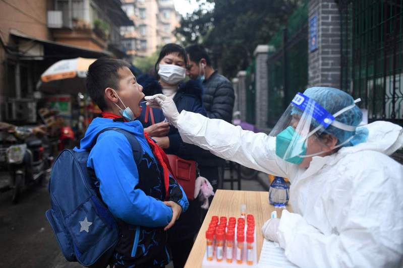 图为中国大陆一名男童正在接受新冠病毒检测。 法新社(photo:UDN)