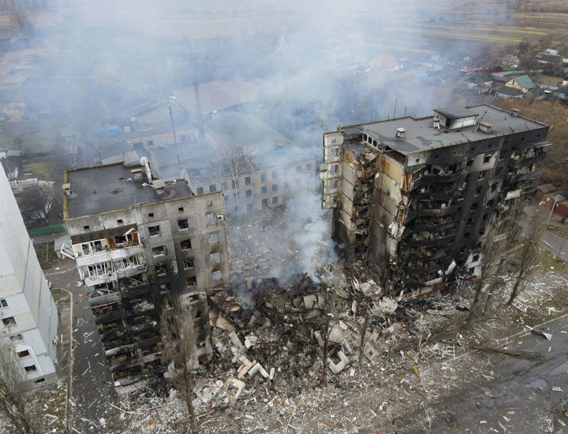 基辅西北方约60公里的小镇博罗江卡一栋公寓大楼2日遭轰炸，大约100人被活埋。路透(photo:UDN)