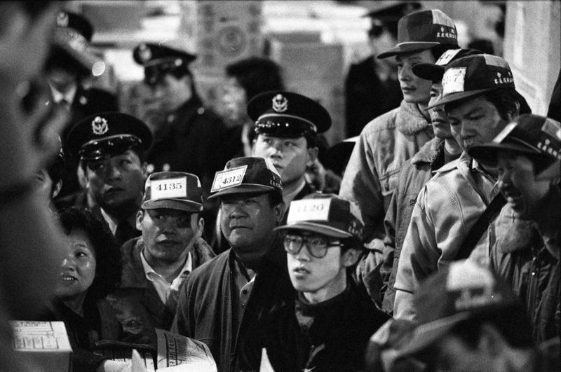 1989年3月5日，台北農產運銷公司甲、乙、丙種青果承銷人與丁種承銷人之間的抗爭持續延燒，由於擺不平各類承銷人，衝突一觸即發，果菜市場彌漫一股緊張氣氛。圖／聯合報系資料照片