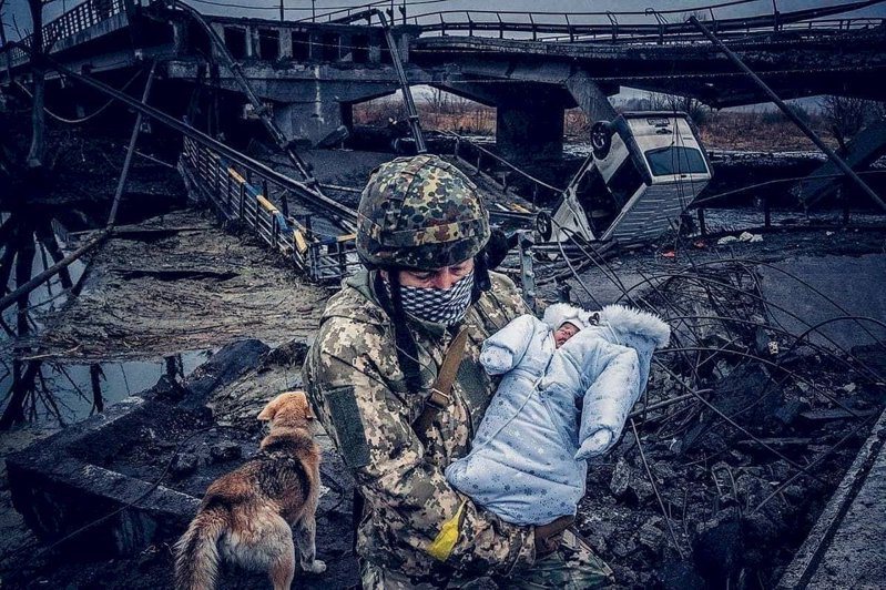 一名乌克兰士兵被拍到从伊尔平的废墟中救出一个小婴儿，这张令人心痛的照片是战争暴行的缩影。图／取自推特(photo:UDN)