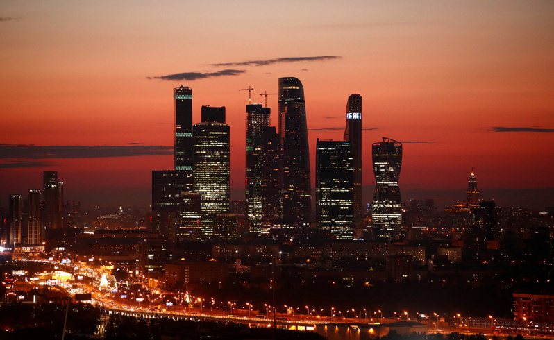 西方國家過去一周對俄羅斯實施一系列制裁，短短幾天就將俄國這個全球第11大經濟體放逐到全球金融體系之外。路透