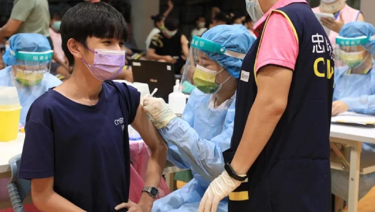 北市衛生局將於3月7日至13日，在台北的12家合約醫療院所開設「青少年BNT門診」；圖為學生施打BNT疫苗。本報資料照片