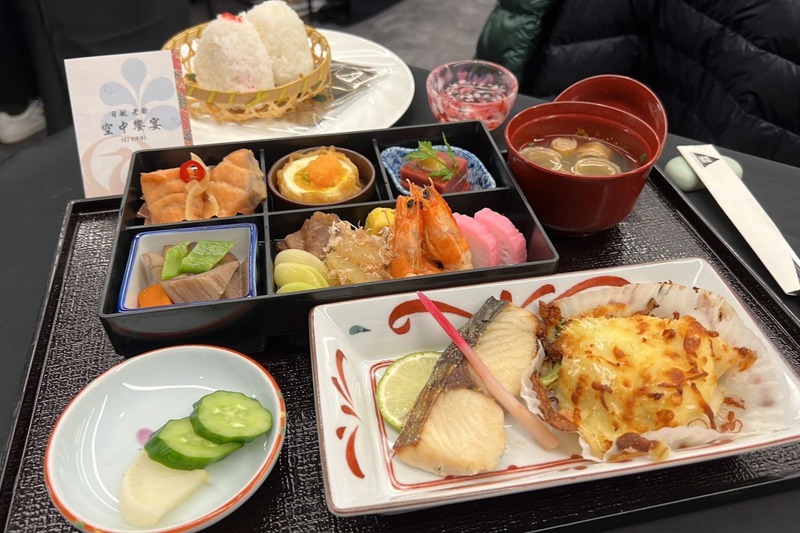 日本航空和台北老爺、東松島市合作的空中饗宴，將東松島市特有食材端上桌，包括東北特有的海鮮、干貝牡蠣焗烤以及鰆魚柚子味噌燒。記者甘芝萁／攝影