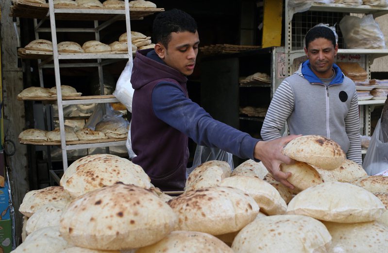 FAO粮价指数在2月站上历史新高，尤其在小麦价格带动下，全球食物价格本月看来只会继续飙涨。图为埃及开罗街头的面包店。欧新社(photo:UDN)