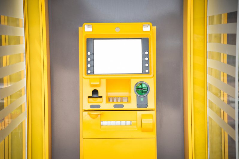 一名網友分享，她在某間全聯旁發現一台ATM有零錢存款功能，網友表示，「我存的幾千個一元終於可以派上用場了」。示意圖。圖片來源／ingimage