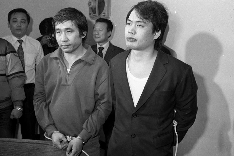 涉及多起殺人、強盜等重大刑案的劉煥榮（右）、齊惠生（左），1986年3月6日自日本押解返國。圖／聯合報系資料照片