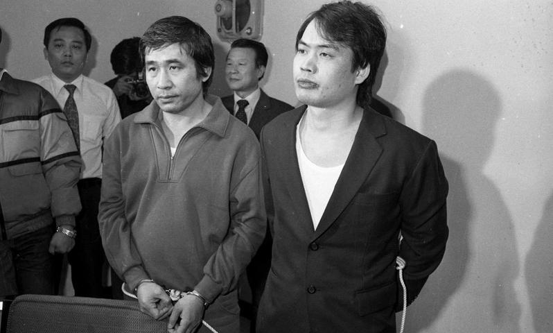 涉及多起殺人、強盜等重大刑案的劉煥榮（右）、齊惠生（左），1986年3月6日自日本押解返國。圖／聯合報系資料照片