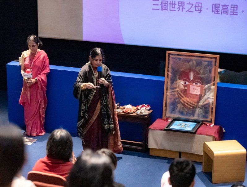 婦女節沙龍式論壇，由神聖的「向女神致敬」祈福儀式揭開序幕。圖／世界宗教博物館提供