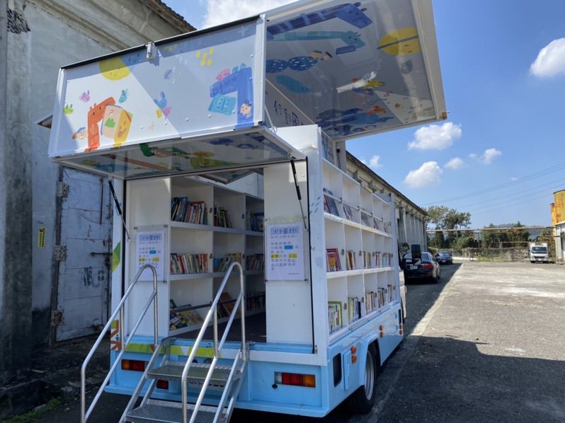 行動書車又被稱為「移動圖書館」，高雄立圖書館自2006年起開始使用，已辦理16年，超過22萬名學生透過行動書車獲取圖書資源。記者陳弘逸／攝影