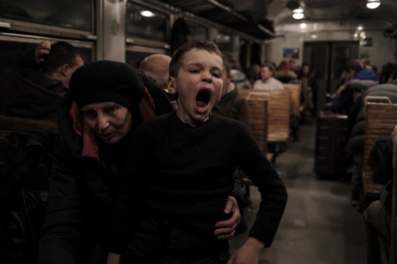 近半烏克蘭人有親人是俄國人，如今俄烏交戰，許多家庭面臨的痛苦是：無法選邊站，因為兩邊都愛。圖為一對烏克蘭祖孫，本月4日從波蘭的普熱梅希爾搭乘火車返回烏國利沃夫。歐新社