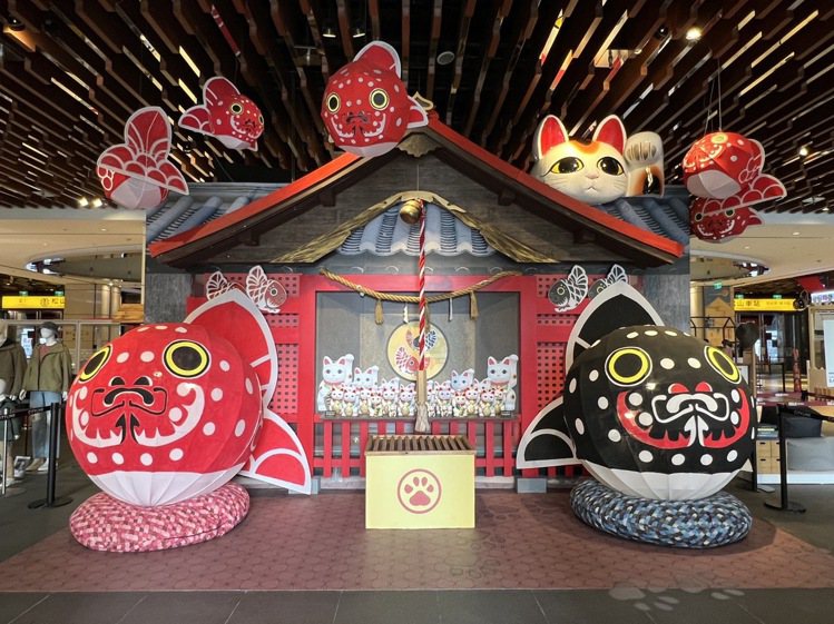 CITYLINK松山店春季裝置呈現招財貓、金魚、神社等日本象徵幸運美好的意象。圖...