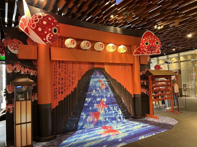 CITYLINK松山店春季裝置呈現招財貓、金魚、神社等日本象徵幸運美好的意象。圖...