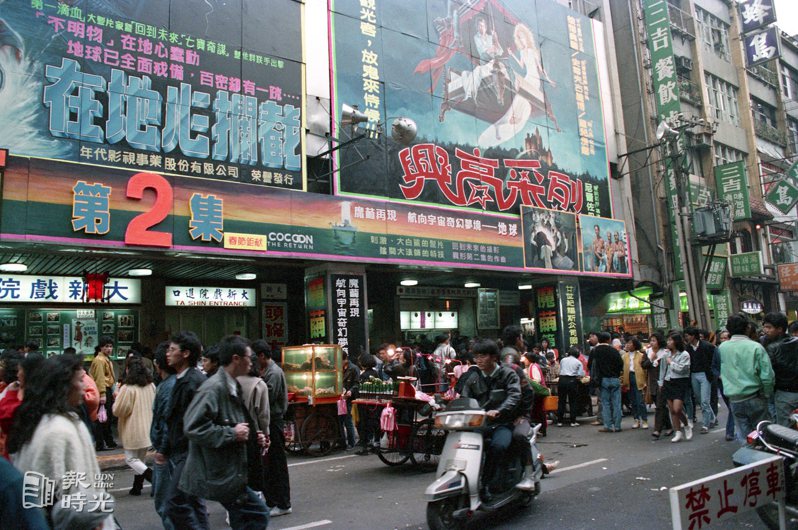 西門町電影街。　日期：1989/2/8．攝影：陳炳坤．來源：聯合報