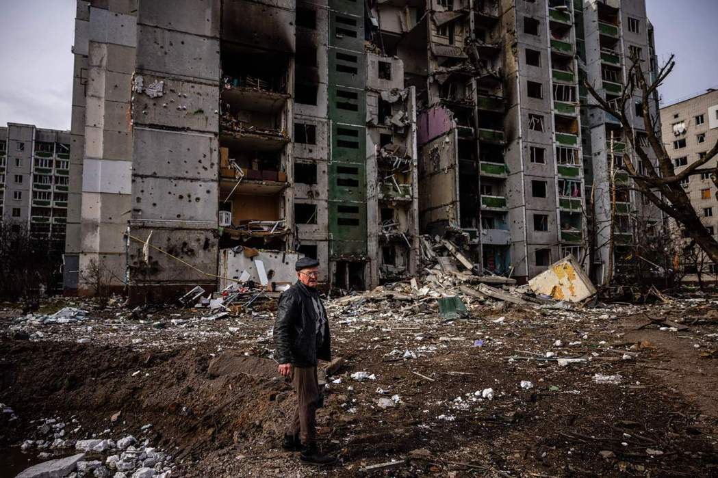 圖為位在烏克蘭城市切爾尼希夫遭俄軍轟炸的住宅。 圖／法新社
