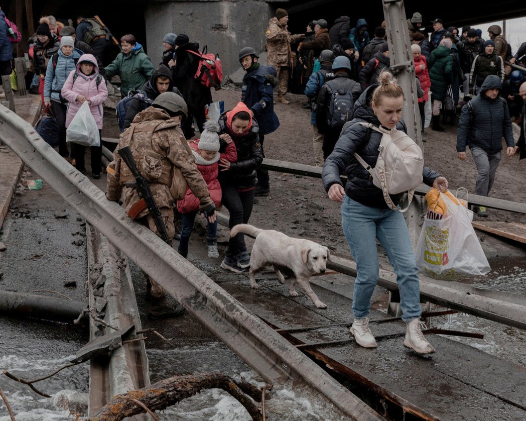 圖為撤離中的烏克蘭民眾。 圖／路透社