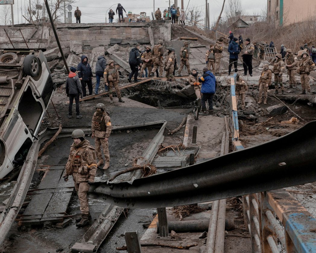 圖為在烏克蘭城市伊爾平的撤離疏散。 圖／路透社