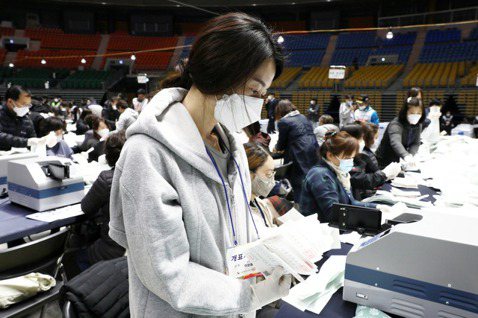 含淚投票，還會是2022年南韓總統大選的選民回應嗎？ 圖／法新社