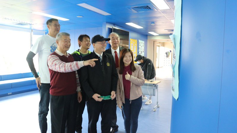 佛光大學校長何卓飛參觀現場文物展示。 台灣籃球名人堂協會提供