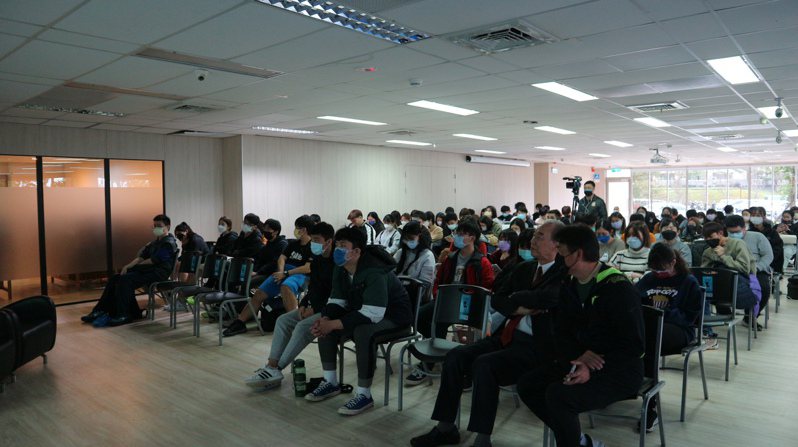 現場學生聆聽演講。 台灣籃球名人堂協會提供