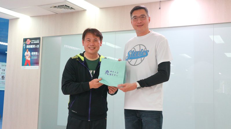 周俊三(左)與邱宗志。 台灣籃球名人堂協會提供