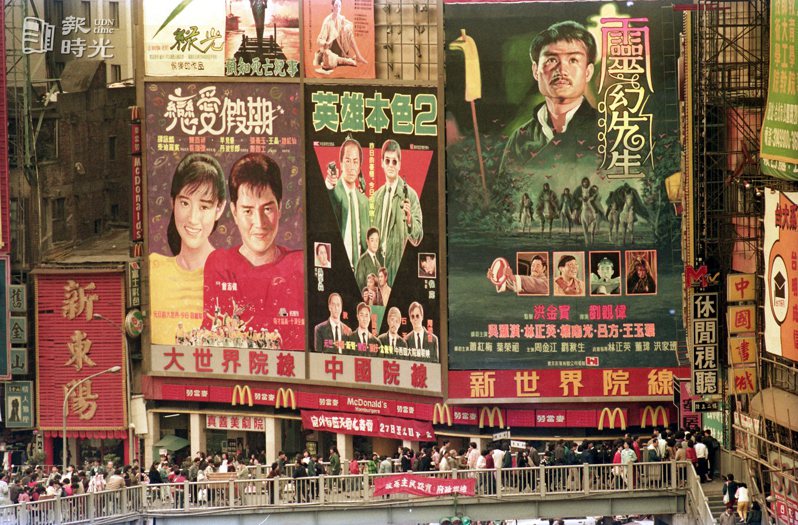 西門町電影院外巨幅看板。　日期：1987/1/2．攝影：游輝弘．來源：聯合報