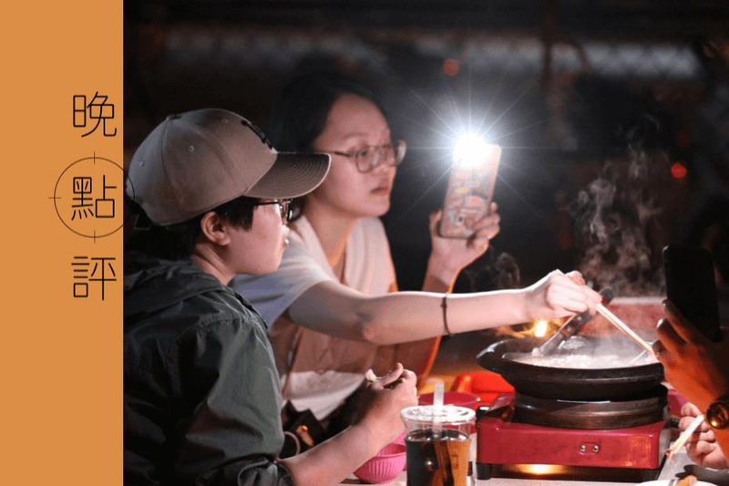 303全台大停電，高雄瑞豐夜市有許多民眾前來用餐，由於沒有電，大家用餐只能用手機或蠟燭照明，彷彿回到原始生活。圖／聯合報系資料照片