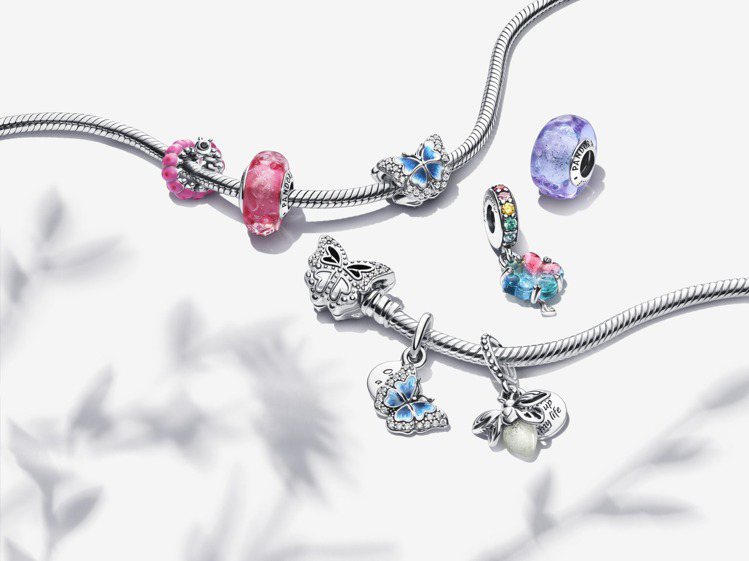丹麥品牌Pandora推出全新春季新品，以粉色調的三色堇和蝴蝶為主角。圖／PAN...