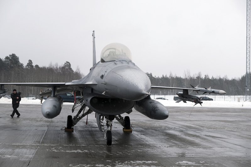 纽约时报报导，美国拜登政府正在考虑将原本承诺提供给台湾的F-16战机转送给波兰，作为波兰将俄制米格-29战机交给乌克兰的补偿。图为F-16战机。欧新社(photo:UDN)